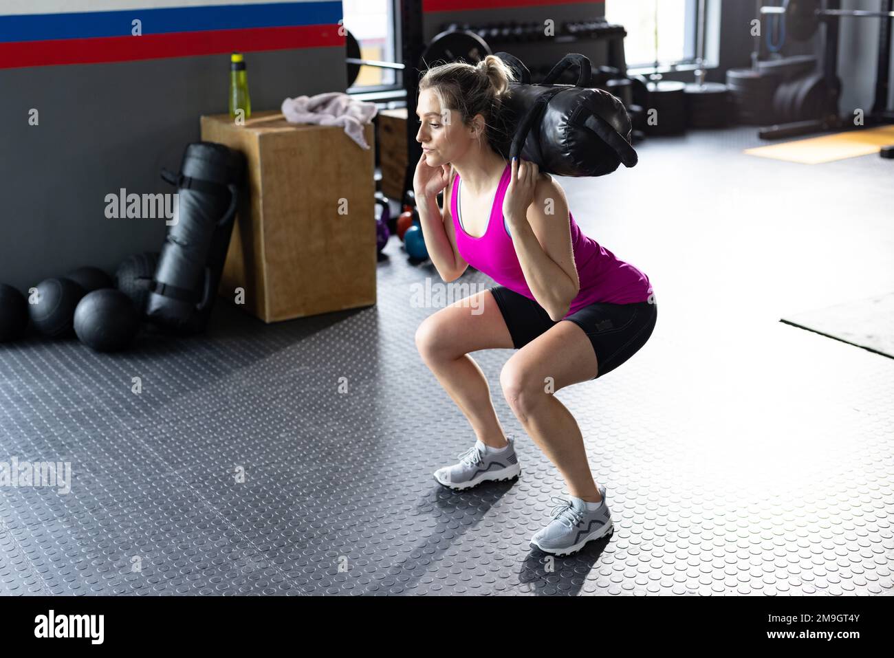 Kaukasische fit Frau beim Training und Tragetasche im Fitnessstudio Stockfoto