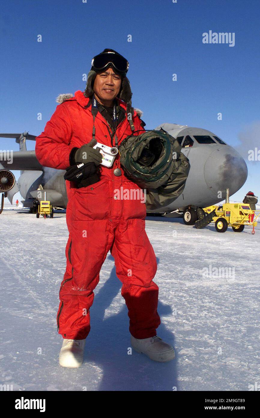 MASTER Sergeant John Nonog, ein Videofilmer der 4. Kampfkamerastraße, March Air Reserve Base, Kalifornien, trägt Ausrüstung für extrem kaltes Wetter, während er während der Operation DEEP FREEZE 2001 Fracht auf dem Eis in der Nähe der McMurdo Station in der Antarktis dokumentiert. Beachten Sie, dass die Videokamera in eine Schutzdecke eingewickelt ist. Betreff Operation/Serie: TIEFKÜHL 2001 Basis: McMurdo Station Country: Antarktis (ATA) Stockfoto