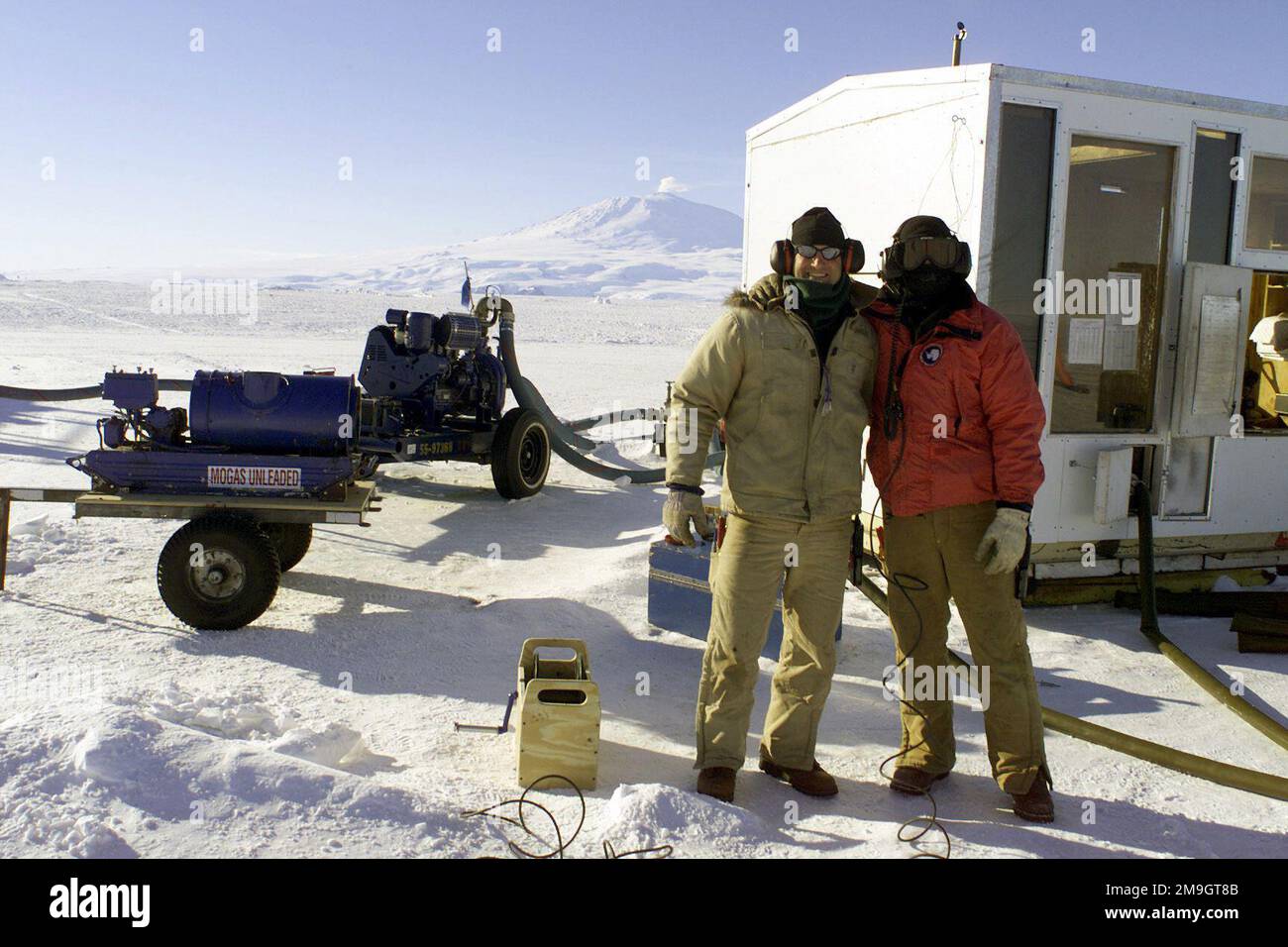 Zivile Flugzeugunterstützungsmitglieder, die im Air-Tankwagen auf dem Eis in der Nähe der McMurdo-Station in der Antarktis arbeiten, halten die Flugzeuge für den Rückflug nach Christchurch, Neuseeland, während Operation DEEP FREEZE 2001 befüllt. Betreff Operation/Serie: TIEFKÜHL 2001 Basis: McMurdo Station Country: Antarktis (ATA) Stockfoto
