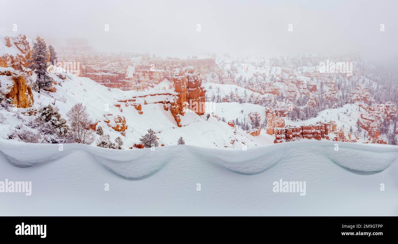 Bryce Canyon-Nationalpark mit schneebedeckten Felsformationen im Winter, Utah, USA Stockfoto