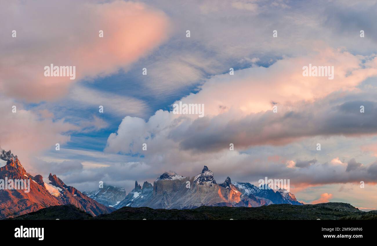 Cerro Paine Grande und Los Cuernos Berge bei Sonnenuntergang, Patagonien, Chile Stockfoto