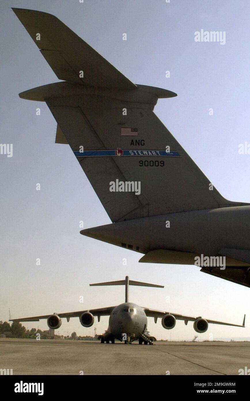 Ein C-5A Galaxy aus 105. Airlift Wing, Stewart ANGB, Newburgh, New York, öffnet seine hintere Rampe, während es sich auf das Entladen seiner Fracht am Naval Air Station (NAS) Sigonella, Italien, vorbereitet. Im Hintergrund wartet ein C-17A Globemaster III während der Operation AUF seine Crew. Als Reaktion auf die Terroranschläge vom 11. September 2001 im New Yorker World Trade Center und im Pentagon leitete Präsident George W. Bush die Operation DAUERHAFTE FREIHEIT zur Unterstützung des Globalen Krieges gegen den Terrorismus (Global war on Terrorism, GWOT) ein, um den Terrorismus im Ausland zu bekämpfen. Subjekt Operation/Serie: DAUERHAFTE FREIHEITSBASIS: Marineflugstation, Sig Stockfoto