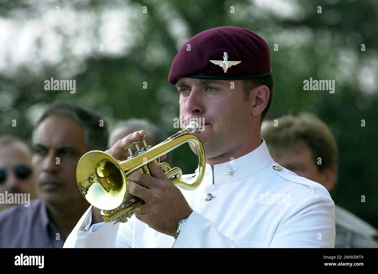 011019-F-5114B-053. [Complete] Szene Caption: Ein Mitglied der Britischen Armee-Band bläst während der Zeremonie des Battle of El Alamein Memorial, während der Übung BRIGHT STAR 01/02. Die Zeremonie gedenkt der Schlacht zwischen Axis und den alliierten Streitkräften um die Kontrolle über Ägypten während des Zweiten Weltkriegs Die Teilnehmer der Bright Star-Übung nahmen sich Zeit, um an der Gedenkfeier teilzunehmen. BRIGHT STAR 01/02 ist eine multinationale Übung, an der mehr als 74.000 Truppen aus 44 Ländern beteiligt sind und die die regionale Stabilität und die militärisch-militärische Zusammenarbeit zwischen unseren wichtigsten Verbündeten und unseren regionalen Partnern verbessert. IT-Vorbereitung Stockfoto
