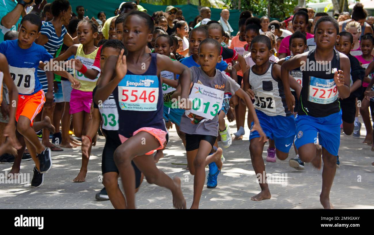 Kinder, die während des Sportrennens laufen, La Digue, Seychellen Stockfoto
