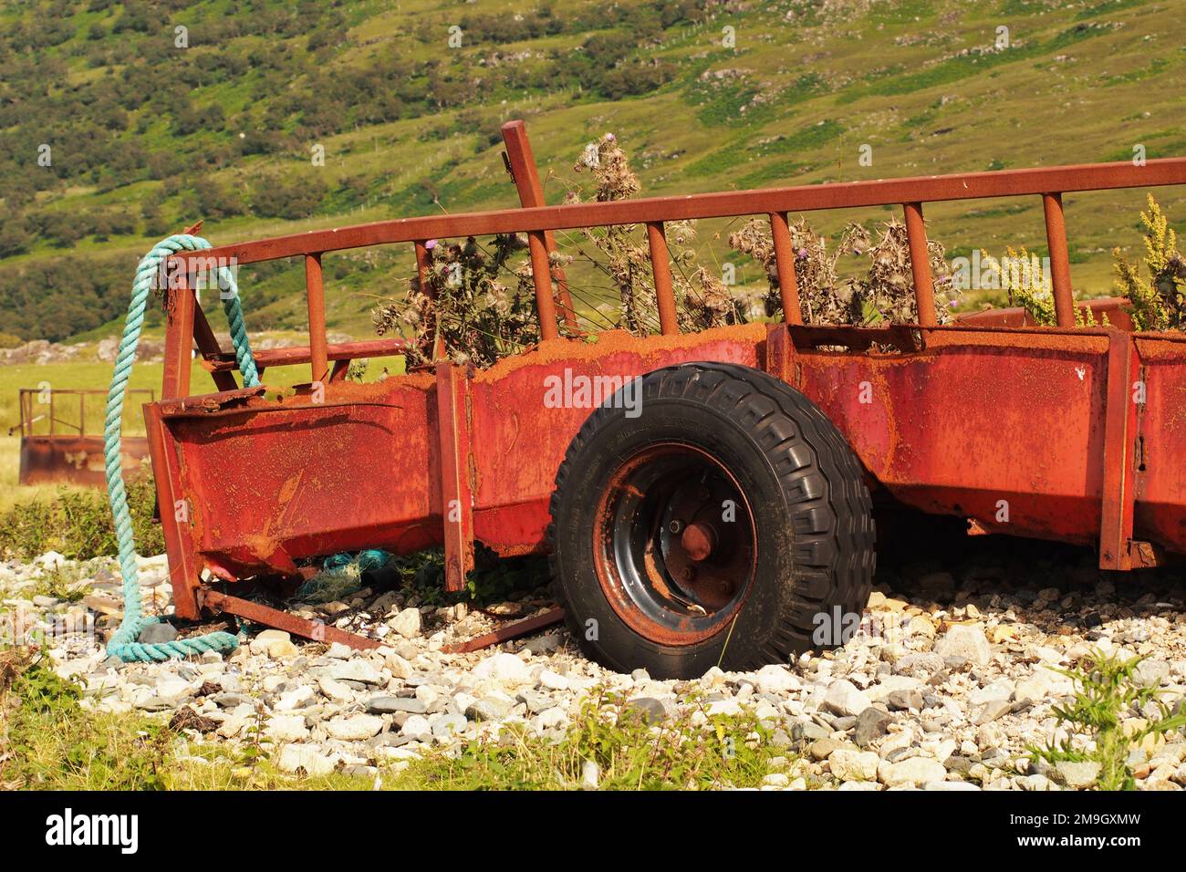 Ein zerbrochener, zerbrochener Vieh- und Tierfutter-Anhänger an der Küste von Loch Na Keal, Mull, Schottland, Großbritannien Stockfoto