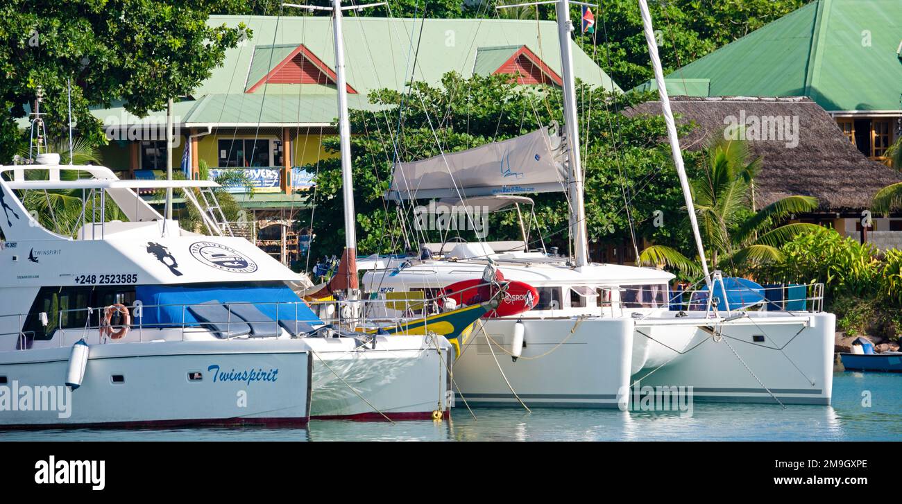 Ankerboote an Anlegestelle, La Passe, La Digue, Seychellen Stockfoto