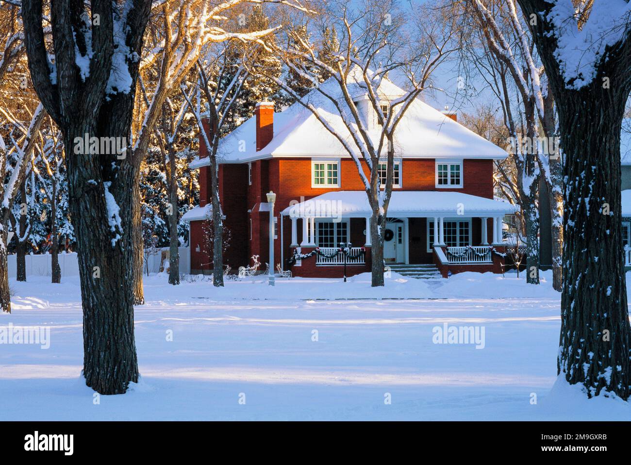 Außenansicht des roten Hauses im Winter Stockfoto
