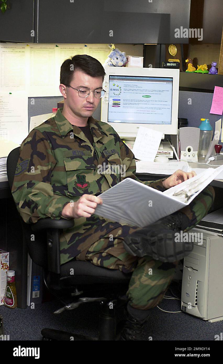 Mit dem Zustrom von Personal aufgrund der MOBILISIERUNGSPERSONAL Sergeant Ben Rettig, ein militärischer Gehaltstechniker des 192. Kampfflügels der Virginia Air National Guard (FW), durchsieht die Befehle, um sicherzustellen, dass Mitglieder ihre angemessene Grundzulage für Wohnraum (BAH) erhalten. 192 FW Finance arbeitete rund um die Uhr zur Unterstützung der Operation Noble Eagle. Die 192. FW befindet sich außerhalb von Richmond am Byrd Field in Sandston, Virginia. ADLER ist eine teilweise Mobilisierung der Reserven für Heimatschutz- und zivile Unterstützungsmissionen als Reaktion auf die Terroranschläge vom 11. September 2001 am New Y Stockfoto