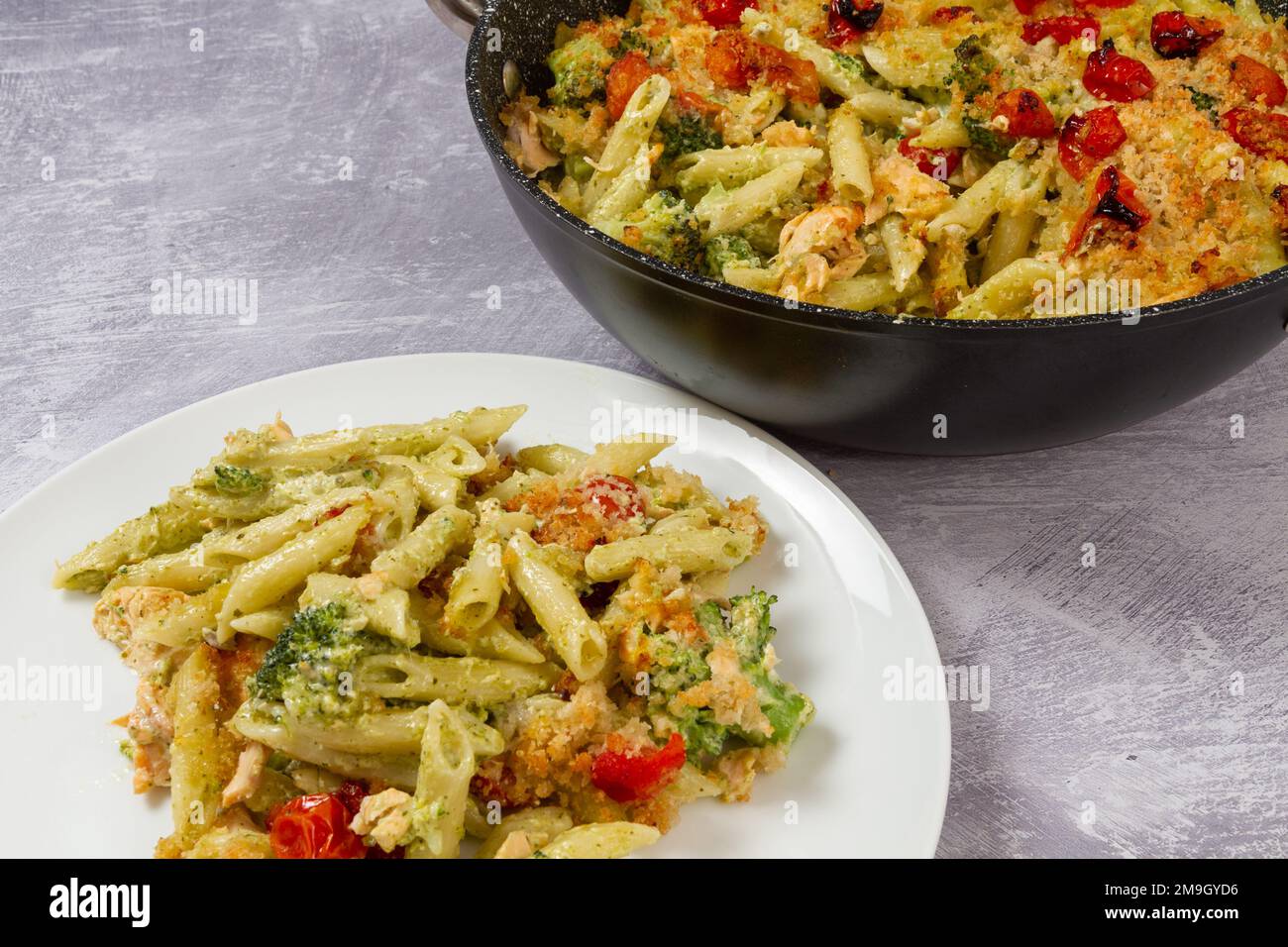 Pasta mit Pesto-Lachs-Pasta Stockfoto