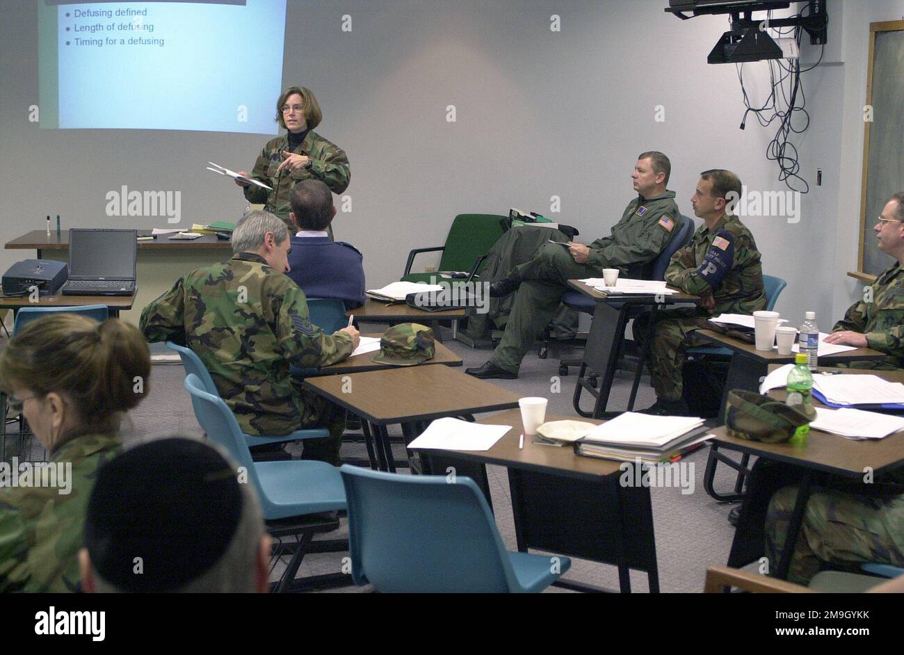 Im Rahmen der Operation NOBLE EAGLE Mobilisation nehmen Freiwillige der 105. Airlift Wing Wache an einem Critical Incident Stress Management (CISM) Teil, das an der Stewart Air National Guard Base, Newburgh, New York, stattfindet. Die Sitzung zum Thema Entschärfung wird von CISM-Teammitglied durchgeführt: Major Cathy Snowball, USAF, Utah Air National Guard. Beim Zusammenbruch des World Trade Center nach dem Terroranschlag wird das Hilfspersonal den gleichen Schrecken und undenkbaren Klagen ausgesetzt sein wie ein Schlachtfeld an der Front. Die Aufgabe der CISM-Teams wird darin bestehen Stockfoto