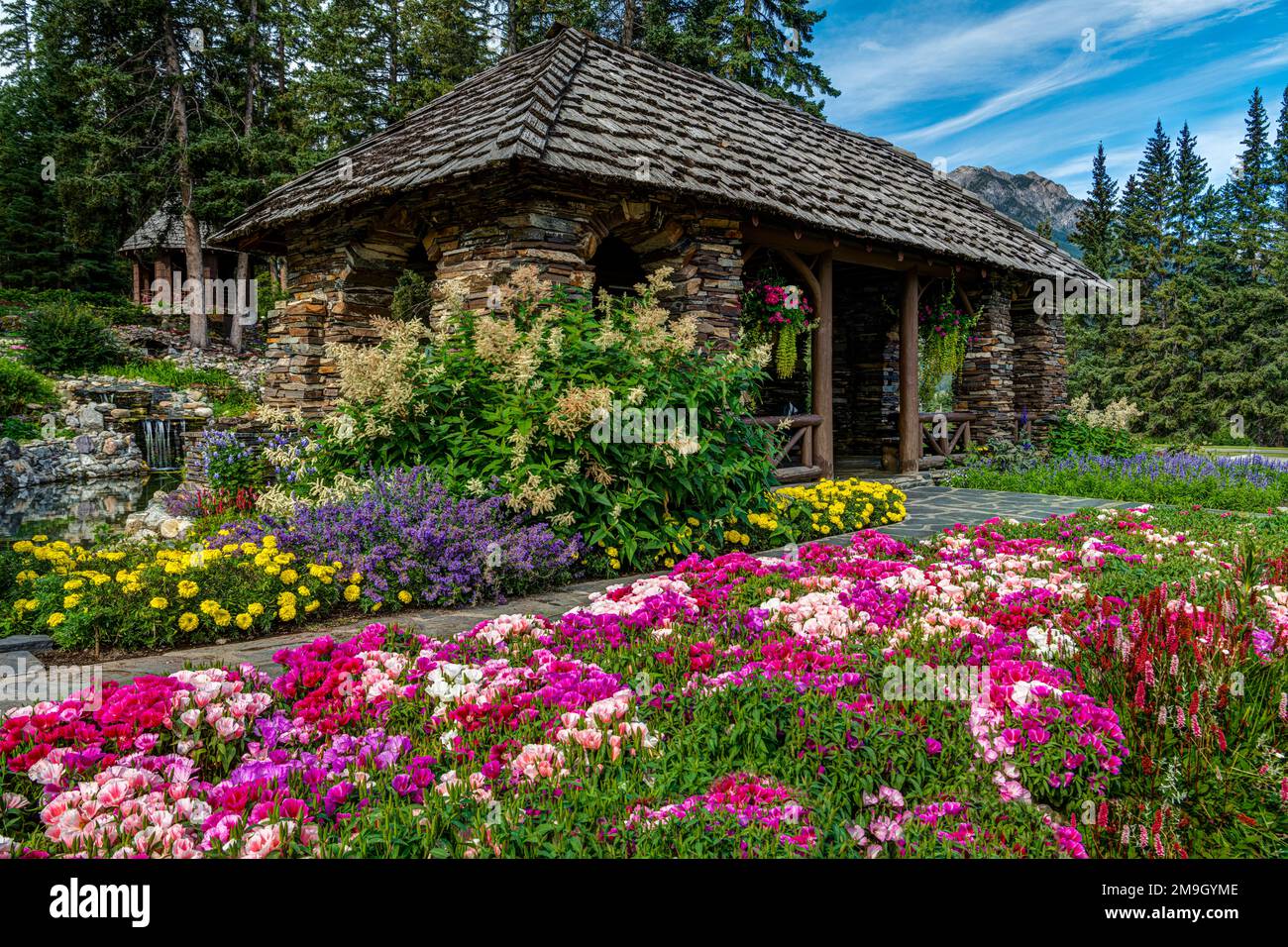 Blick auf Haus und Blumenbeet, Cascade Gardens, Banff, Alberta, Kanada Stockfoto