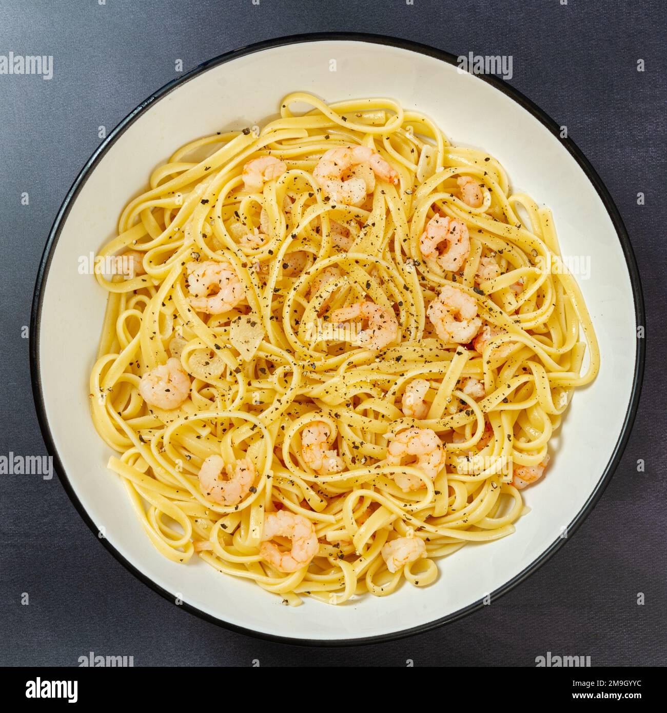 Linguine, Garnelen, Knoblauch und schwarzer Pfeffer, von oben Stockfoto
