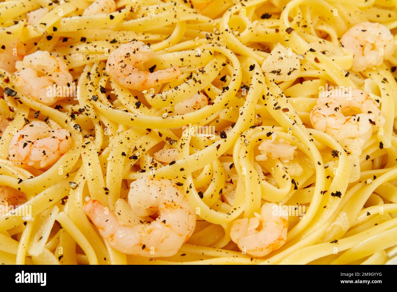 Linguine, Garnelen, Knoblauch und schwarzer Pfeffer, Nahaufnahme Stockfoto