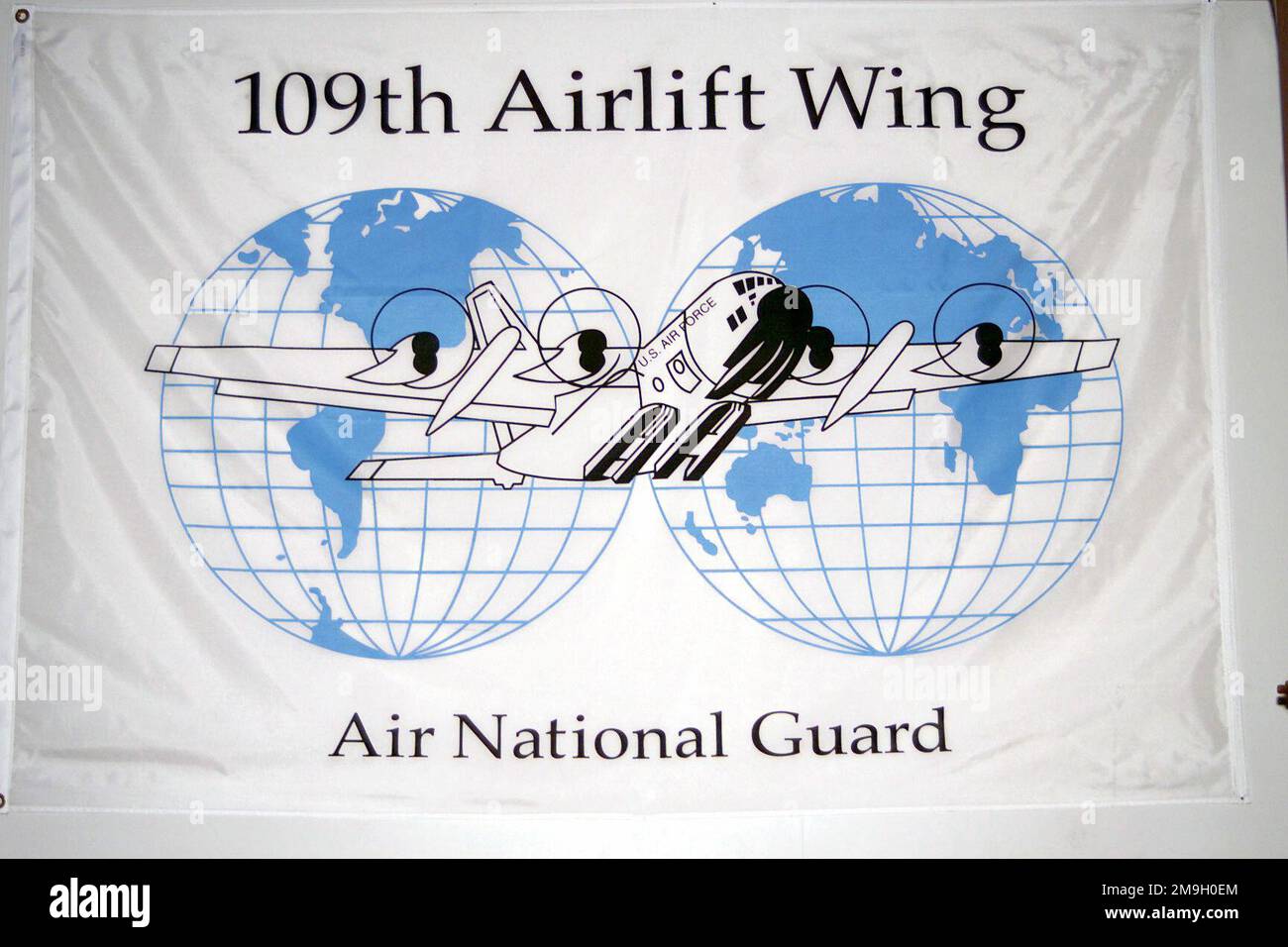 Die Flagge des 109. Luftwaffenflügels, New York Air National Guard befindet sich im Operationszentrum in Christchurch, Neuseeland. Die Einheit wird nach Neuseeland entsandt, um die Operation DEEP FREEZE 2001 und Flugeinsätze zum und vom Südpol zu unterstützen. Betreff Operation/Serie: TIEFKÜHL 2001 Basis: Christchurch Staat: Canterbury Land: Neuseeland (NZL) Szene Hauptkommando gezeigt: ANG Stockfoto
