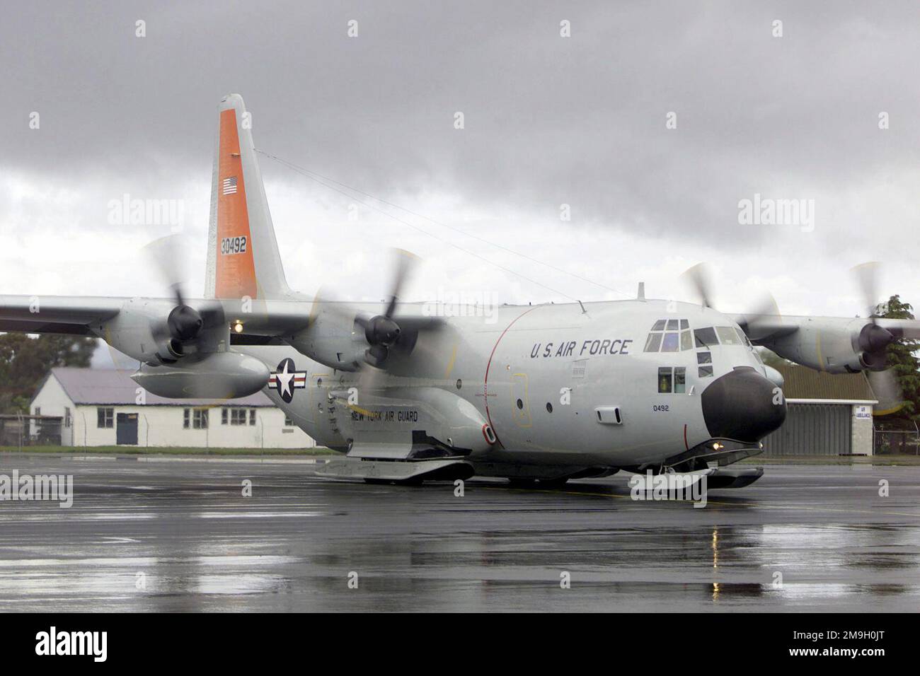 Ein Lockheed LC-130H von der 109. Airlift Squadron, New York Air National Guard, wärmt sich auf der Rampe in Christchurch, Neuseeland auf, bevor er zum Südpol abfliegt, um die Operation DEEP FREEZE 2001 zu unterstützen. Die LC-130H ist Teil der Nachschubmission zur McMurdo Station auf Ross Island in der Antarktis und anderen Orten, einschließlich der Amundsen-Scott Station am Südpol. Er ist mit Skiern ausgestattet und kann auf dem antarktischen Schneepack eingesetzt werden. Betreff Operation/Serie: TIEFKÜHL 2001 Basis: Christchurch Staat: Canterbury Land: Neuseeland (NZL) Szene Hauptkommando gezeigt: ANG Stockfoto