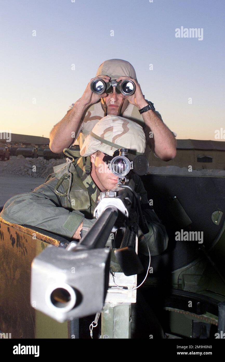 011103-F-5795G-005. [Complete] Bildunterschrift: SENIOR AIRMAN Raymond Tate, USAF, 366. Civil Engineering Squadron (CES), stellt während des Trainings mit Technical Sergeant David Ashcraft, USAFA, 99. CES, Explosive Ordnance Disposal (EOD) das Fadenkreuz des halbautomatischen Gewehrs Barrett M82A1 .50 auf einem simulierten Sprengkörper zusammen. Das Team trainiert während des Einsatzes nach Südwestasien, um die Operation DAUERHAFTE FREIHEIT zu unterstützen. Das Barrett M82A1-Gewehr ist eine der vielen Möglichkeiten, wie EOD-Teammitglieder Sprengkörper aus sicherer Entfernung zerstören können. Die dauerhafte BETRIEBSFREIHEIT unterstützt das Stockfoto