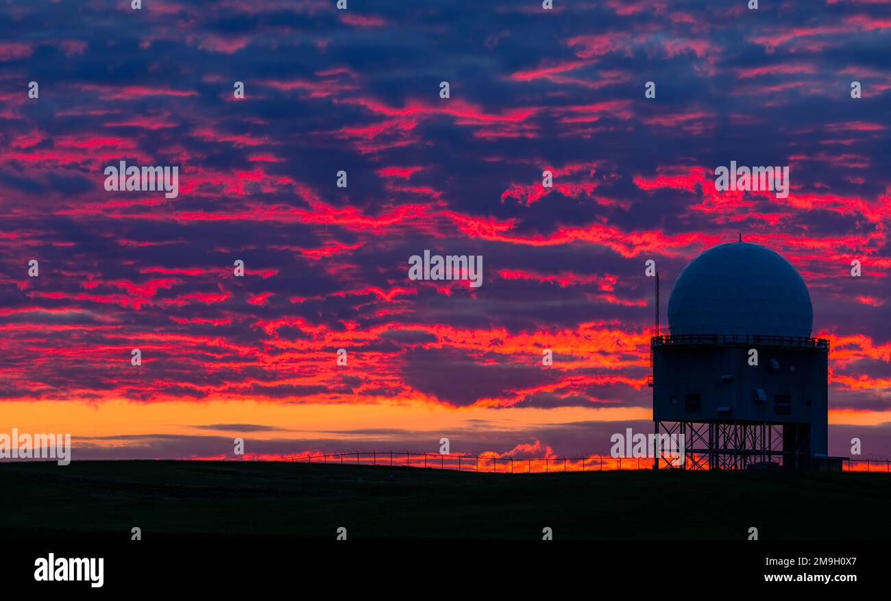 Alsask Radar Dome vor launischem Himmel bei Sonnenuntergang, Saskatchewan, Kanada Stockfoto
