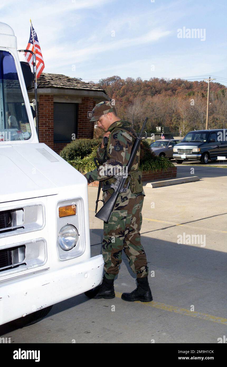 Die Mobilisierung des 188. Kampfflügels, Arkansas Air National Guard, Fort Smith Arkansas ist Teil der Operation ADLER. STAFF Sergeant Michael W Pennington, Medical Service Technician, mit einem 5,56 mm Colt M16A2 Angriffsgewehr, ist jetzt ein erweiterter Sicherheitsdienst. Er führt eine Sicherheitsüberprüfung eines lokalen Händlers durch, der die Luftwaffenbasis Ebbing betritt. ADLER ist eine teilweise Mobilisierung der Reserven für Heimatschutz- und zivile Unterstützungsmissionen als Reaktion auf die Terroranschläge vom 11. September 2001 im New Yorker World Trade Center und im Pentagon. Betreffbetrieb/Serie: NOBLE E Stockfoto