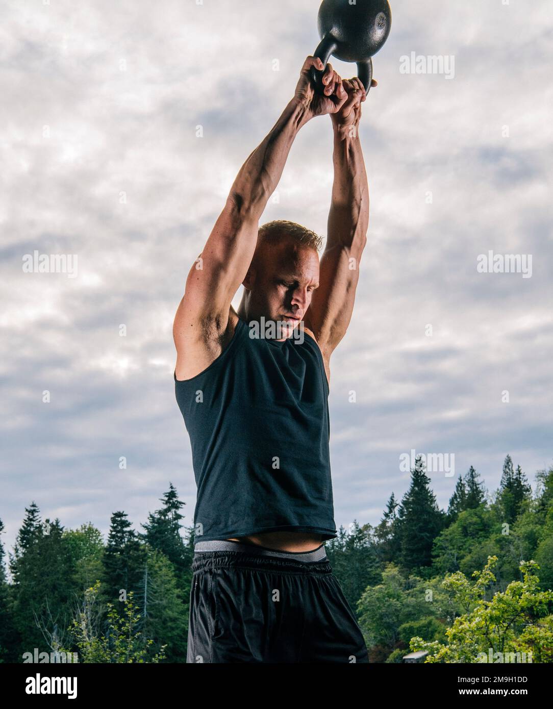 Sportbegeisterte im Freien mit Kugelhantel, Bainbridge Island, Washington, USA Stockfoto