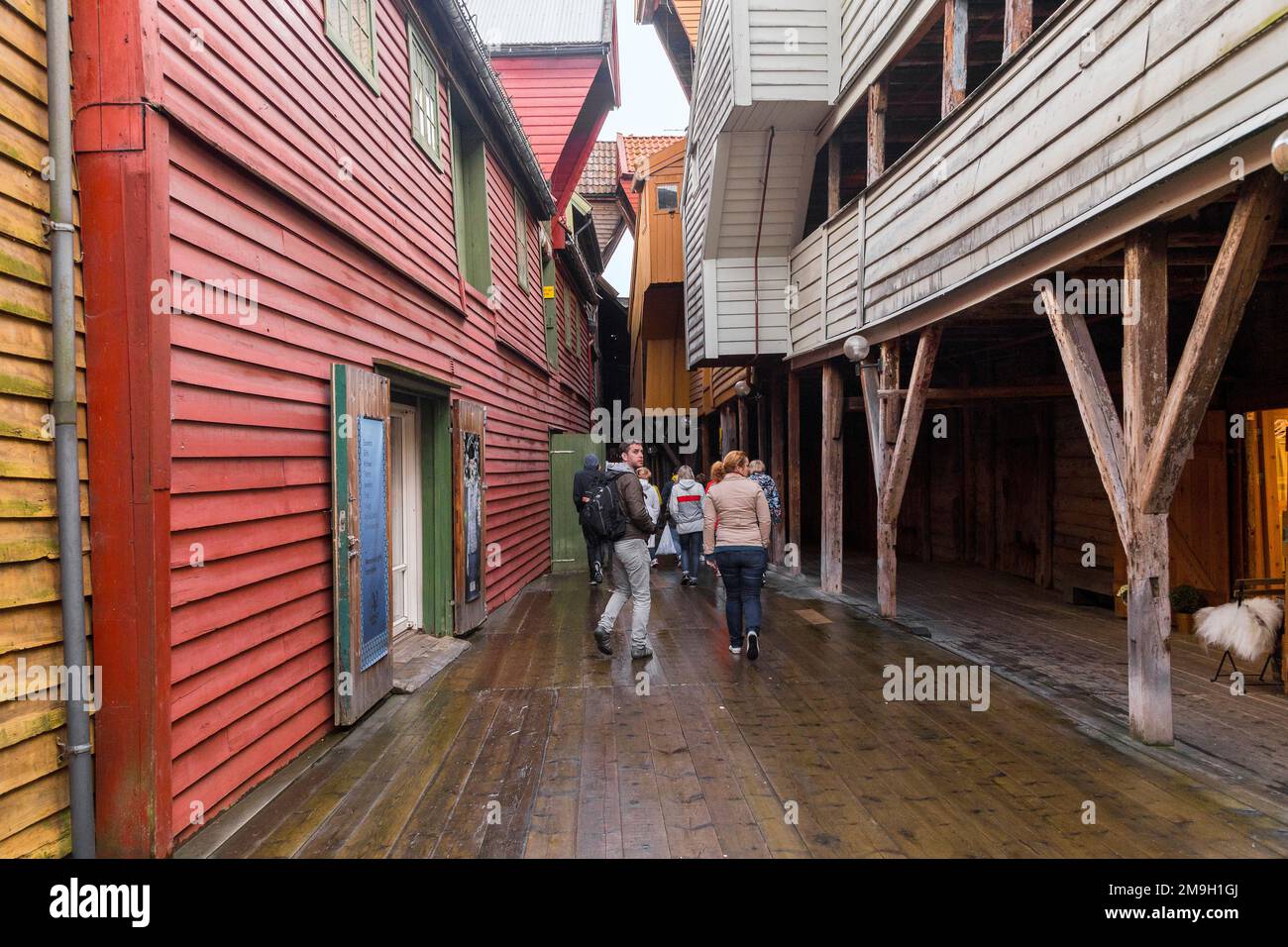 BERGEN, NORWEGEN - 2. JULI 2016: Das Viertel Bryggen ist eine besondere Kleinstadt mit verwinkelten Straßen, Holzböden unter den Füßen und interessanter Architektur. Stockfoto