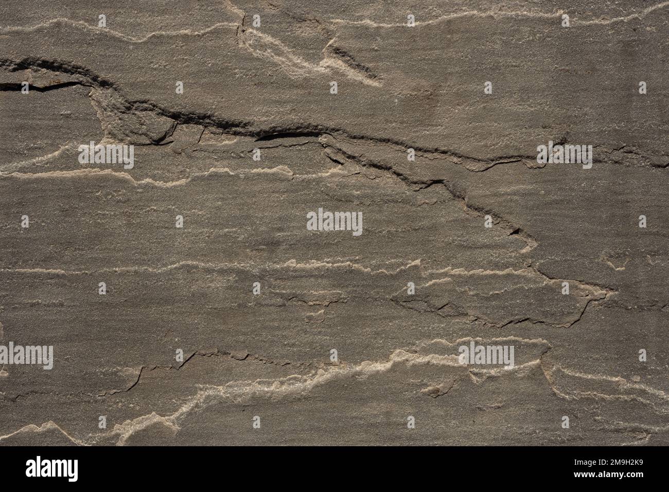 Detaillierte Struktur aus grauem Beton und felsigem Material Stockfoto