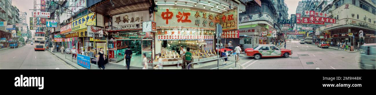 Weitwinkelblick auf die City Street, Hongkong, China Stockfoto