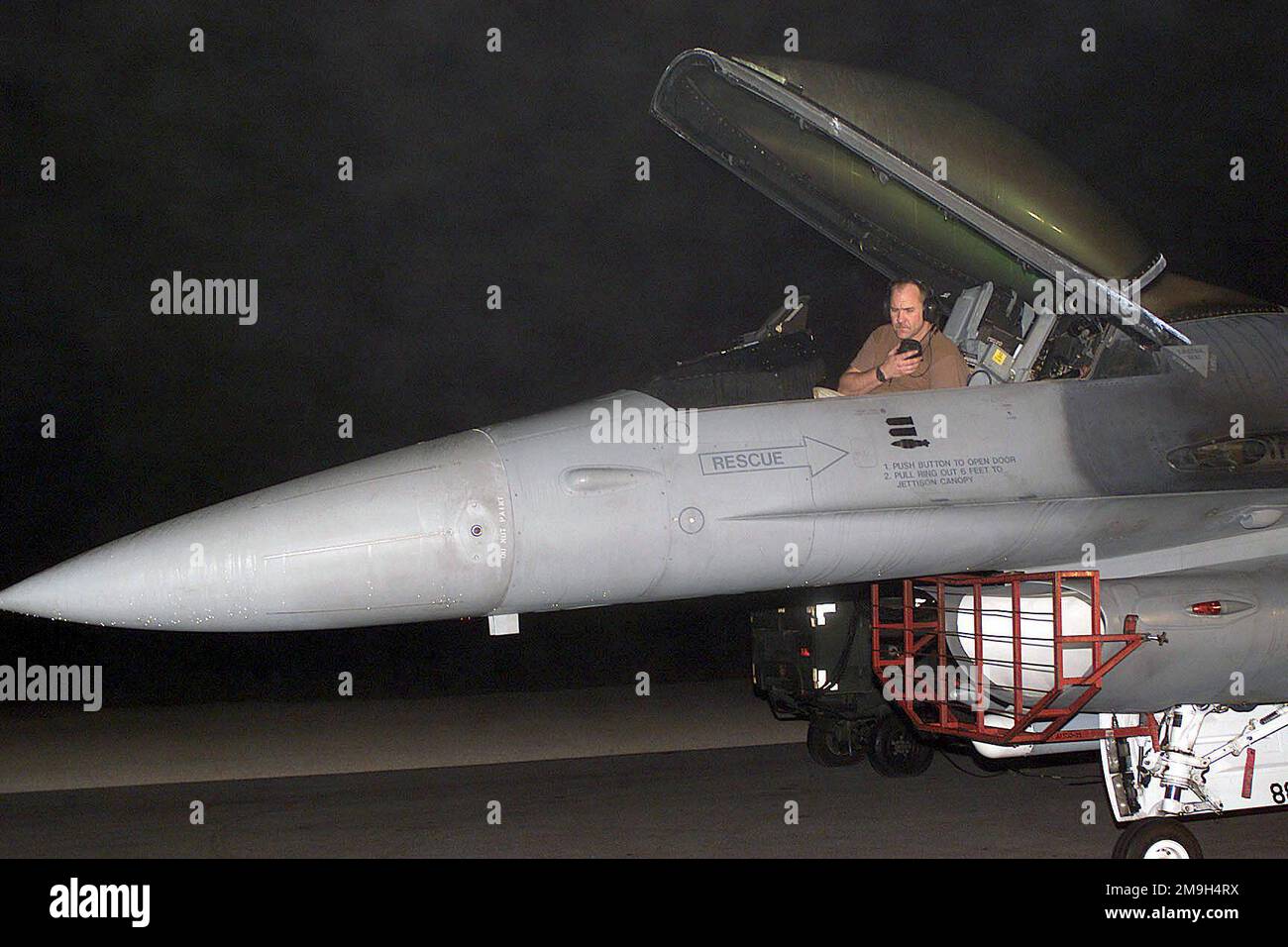 STAFF Sergeant (SSGT) Mike Wise, 366. Air Expeditionary Group (AEG), Mountain Home Air Force Base (AFB), Idaho, führt einen Test am Motor eines F-16 Falcon an einem vorderen Ort durch, um die dauerhafte FREIHEIT der Operation zu unterstützen. Betrieb/Serie: DAUERHAFTE FREIHEIT Land: Unbekannte Szene Hauptkommando angezeigt: GEMÄSS Stockfoto