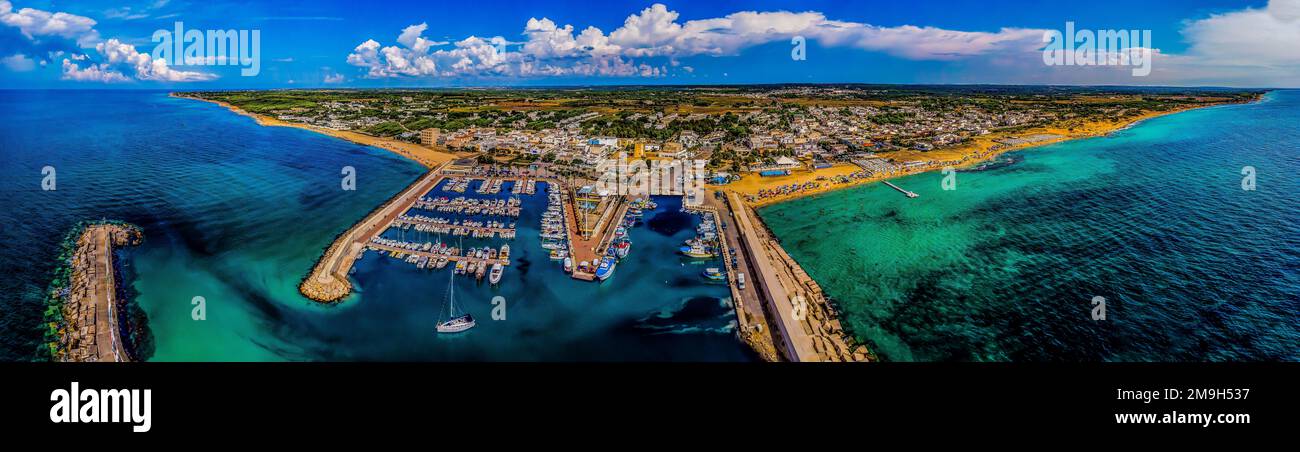 Luftaufnahme der Mittelmeerküste und des Jachthafens, Campomarino, Taranto, Italien Stockfoto