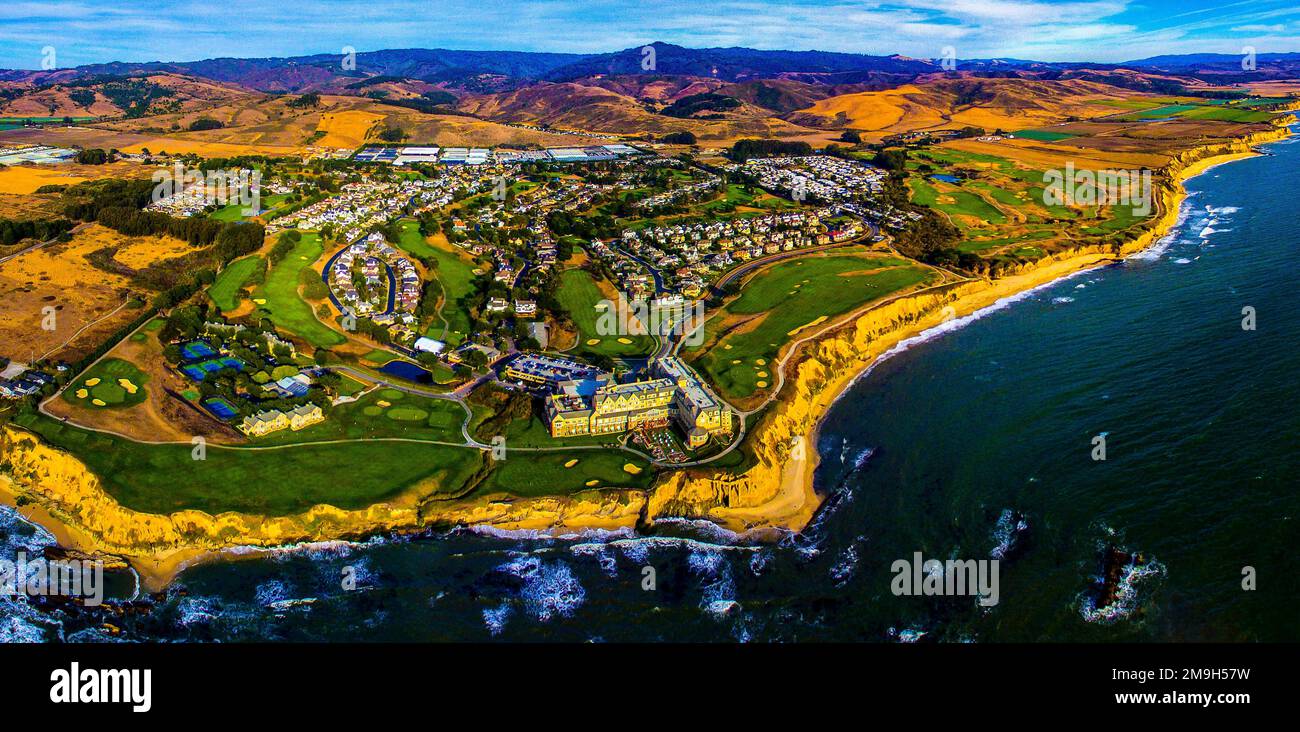 Blick aus der Vogelperspektive auf den Golfplatz Half Moon Bay Golf Links, Half Moon Bay, Kalifornien, USA Stockfoto