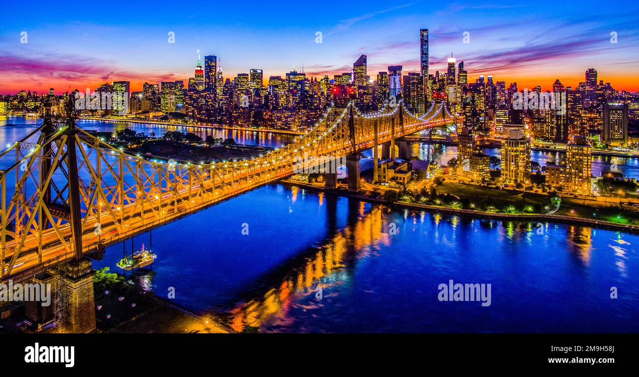 Queensboro Bridge und Midtown in der Abenddämmerung aus der Vogelperspektive, New York City, New York, USA Stockfoto