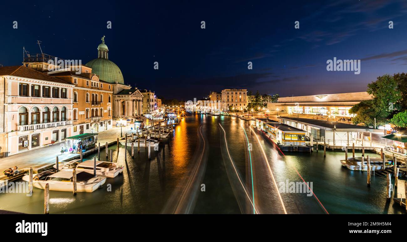 VENEDIG, ITALIEN - 23. SEPTEMBER 2019: Wunderschöne Aussicht auf Venedig bei Nacht mit Lichtern der Stadt. Venedig, Italien. Stockfoto