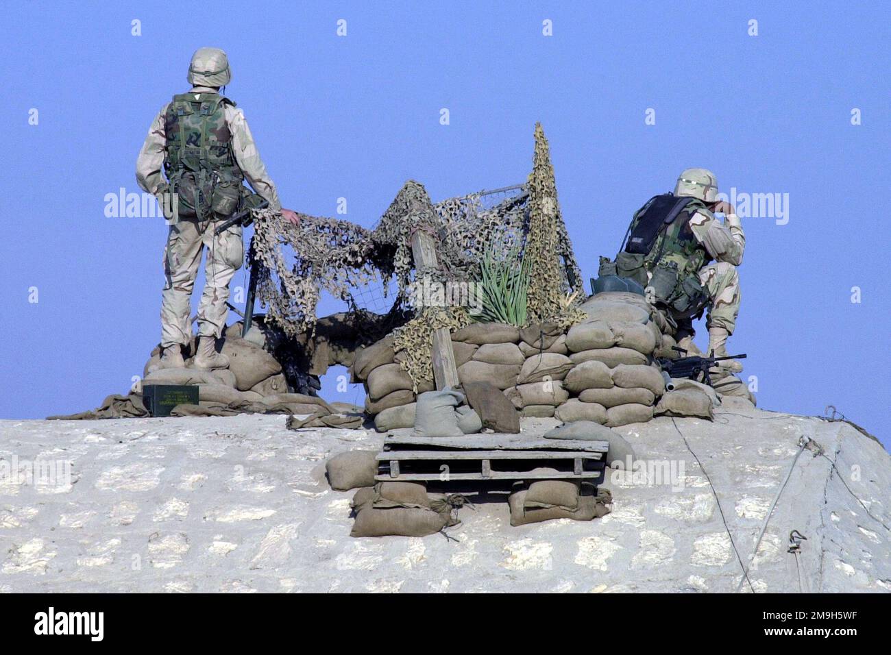 Soldaten der Task Force 1-187, Wache in einer Verteidigungsposition auf einem Hangar an einem Schlüsseleingangspunkt, zur Unterstützung der Operation DAUERHAFTE FREIHEIT. Subjekt Operation/Serie: DAUERHAFTE FREIHEIT Land: Unbekannt Stockfoto