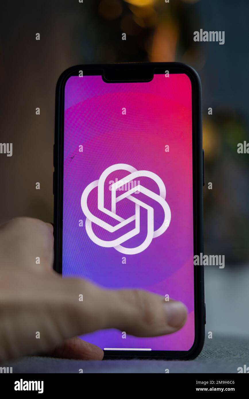 Frauenhand hält ein iPhone mit OpenAI-Logo. ChatGPT- und Chat-bot-Kultur, Zeit für künstliche Intelligenz. 01.01.2023 Amsterdam, Niederlande Stockfoto