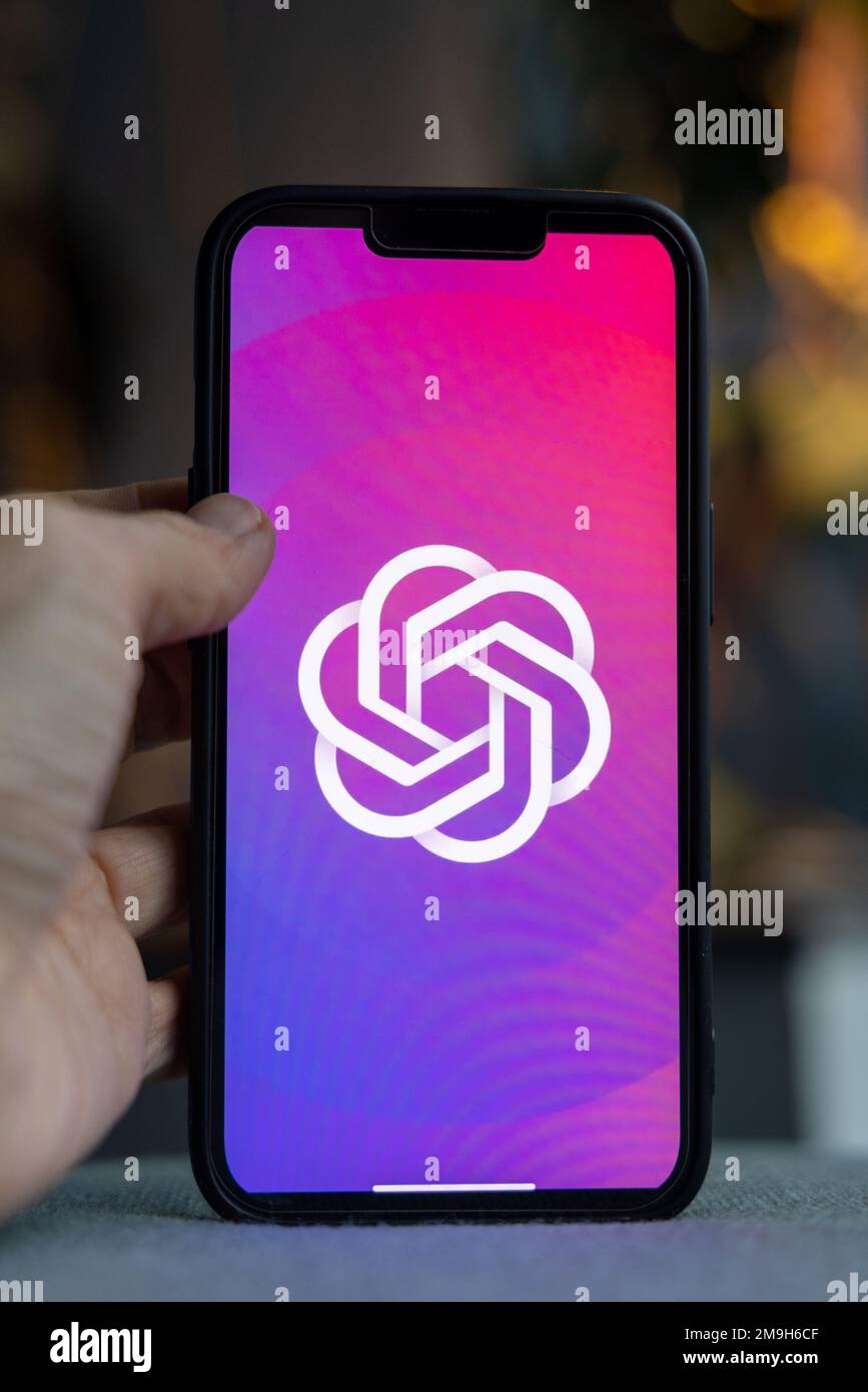 Frauenhand hält ein iPhone mit OpenAI-Logo. ChatGPT- und Chat-bot-Kultur, Zeit für künstliche Intelligenz. 01.01.2023 Amsterdam, Niederlande Stockfoto