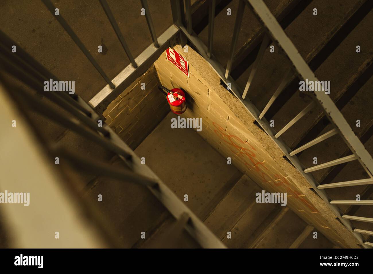 Nottreppe in einer Fabrik mit Feuerlöscher Stockfoto