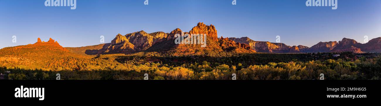 Felsformationen in der Wüste, Sedona, Arizona, USA Stockfoto
