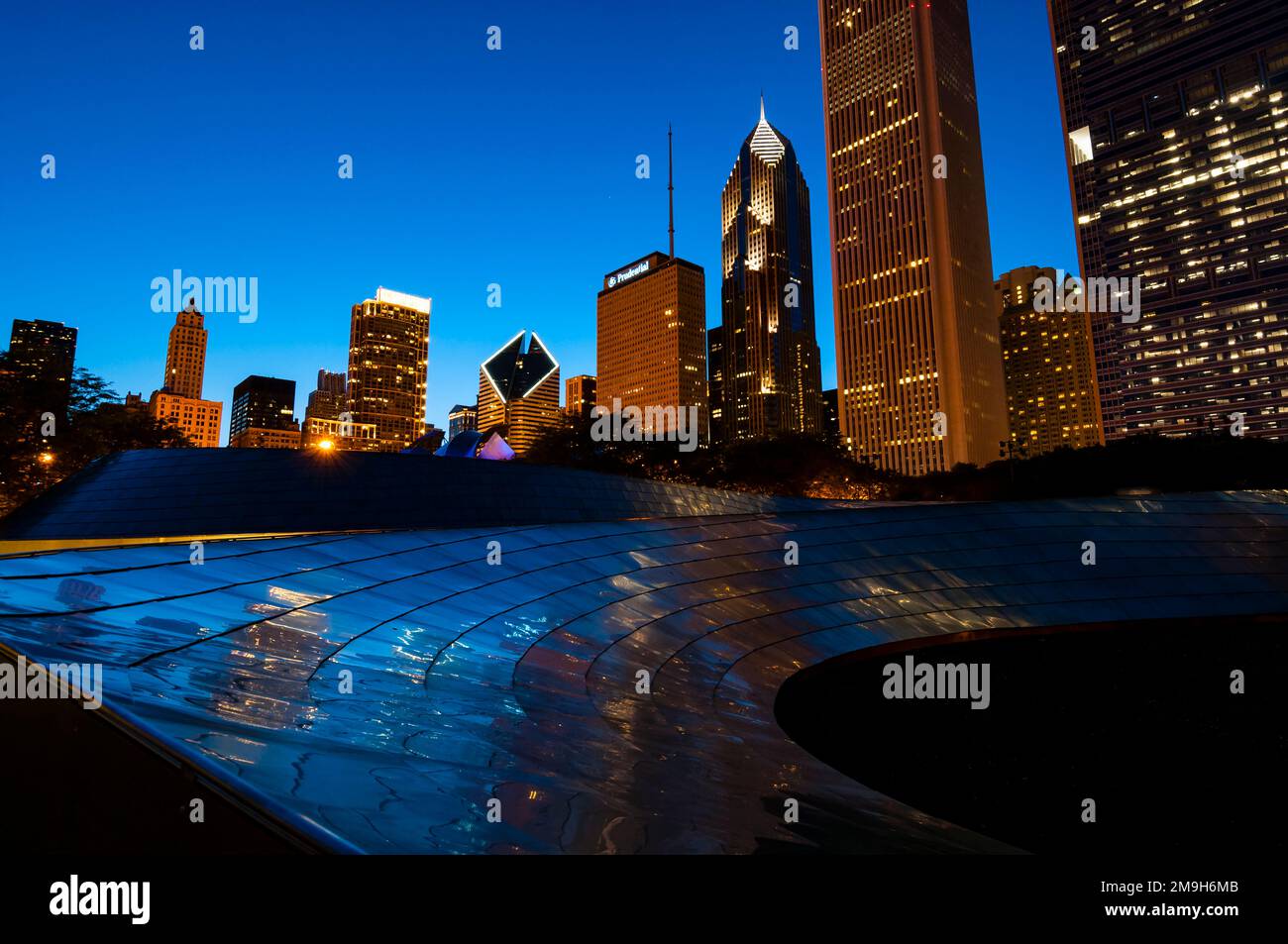Beleuchtete Architektur bei Nacht in Chicago, Illinois, USA Stockfoto