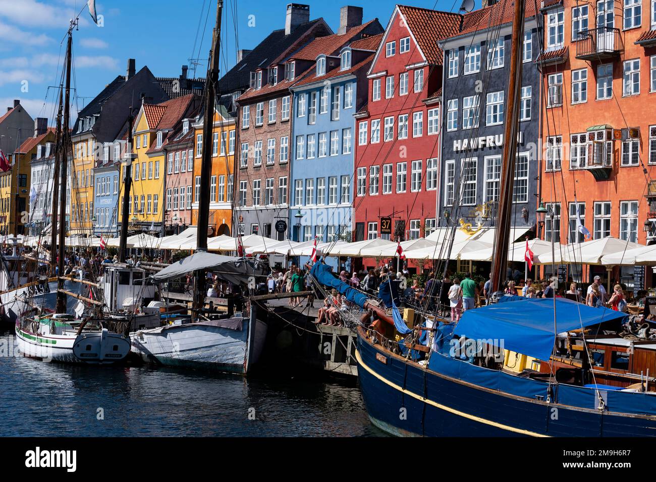 Boote entlang des Nyhavn, Kopenhagen, Dänemark Stockfoto