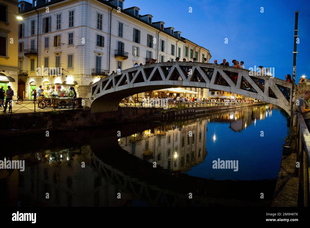 Brücke über den Naviglio Grande Kanal bei Nacht, Mailand, Italien Stockfoto
