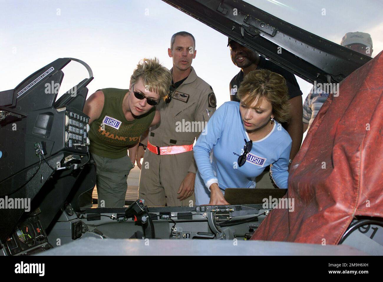 Die Fernsehschauspieler Amanda Tapping und Teryl Rothery untersuchen das Cockpit einer F-16, die Falcon bekämpft, während Oberstleutnant Thomas Lawhead, Befehlshaber der 389. Expeditionstruppe (EFS), sie während eines Besuchs zur Unterstützung der Operation DAUERHAFTE FREIHEIT bei einem moralischen und sozialen Besuch informiert. Subjekt Operation/Serie: DAUERHAFTE FREIHEIT Land: Unbekannte Szene Hauptkommando angezeigt: CENTCOM Stockfoto