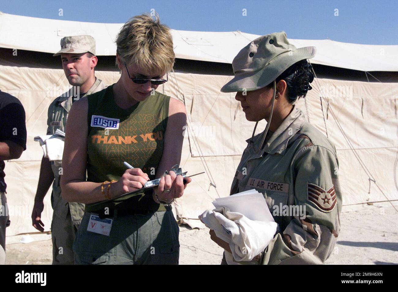 STAFF Sergeant (SSGT) Yvonne Espinosa (rechts) bekommt ein Autogramm von Schauspielerin Amanda Tapping während eines Besuchs, um die Operation DAUERHAFTE FREIHEIT zu unterstützen. Subjekt Operation/Serie: DAUERHAFTE FREIHEIT Land: Unbekannte Szene Hauptkommando angezeigt: CENTCOM Stockfoto