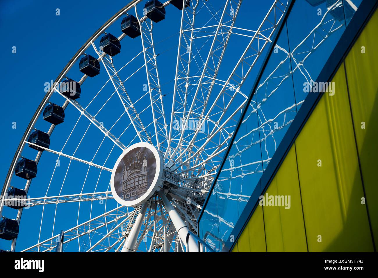 Das Centennial Riesenrad wurde aus dem Niedrigwinkel in Chicago, Illinois, USA, aufgenommen Stockfoto