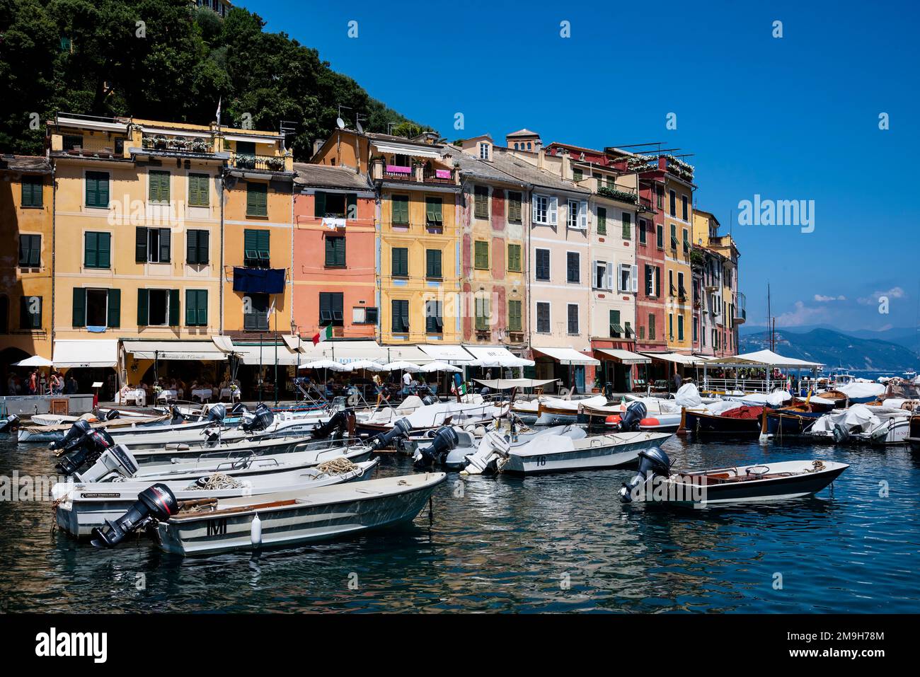 Freizeitboote an Gebäuden am Ufer, Portofino, Italien Stockfoto