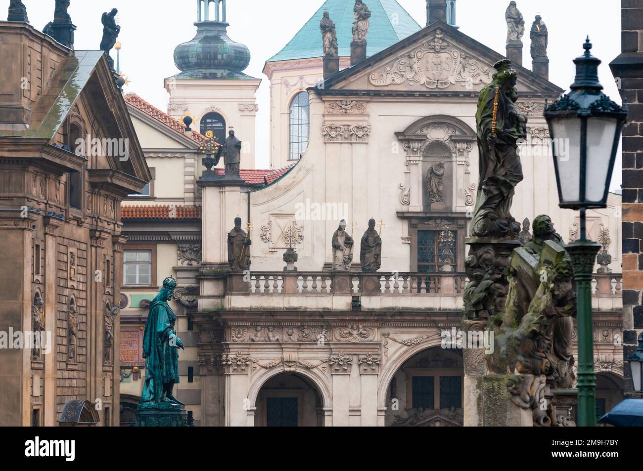 Statuen und Fassade der Kirche Sankt Salvator in der Altstadt von Prag, Tschechische Republik Stockfoto