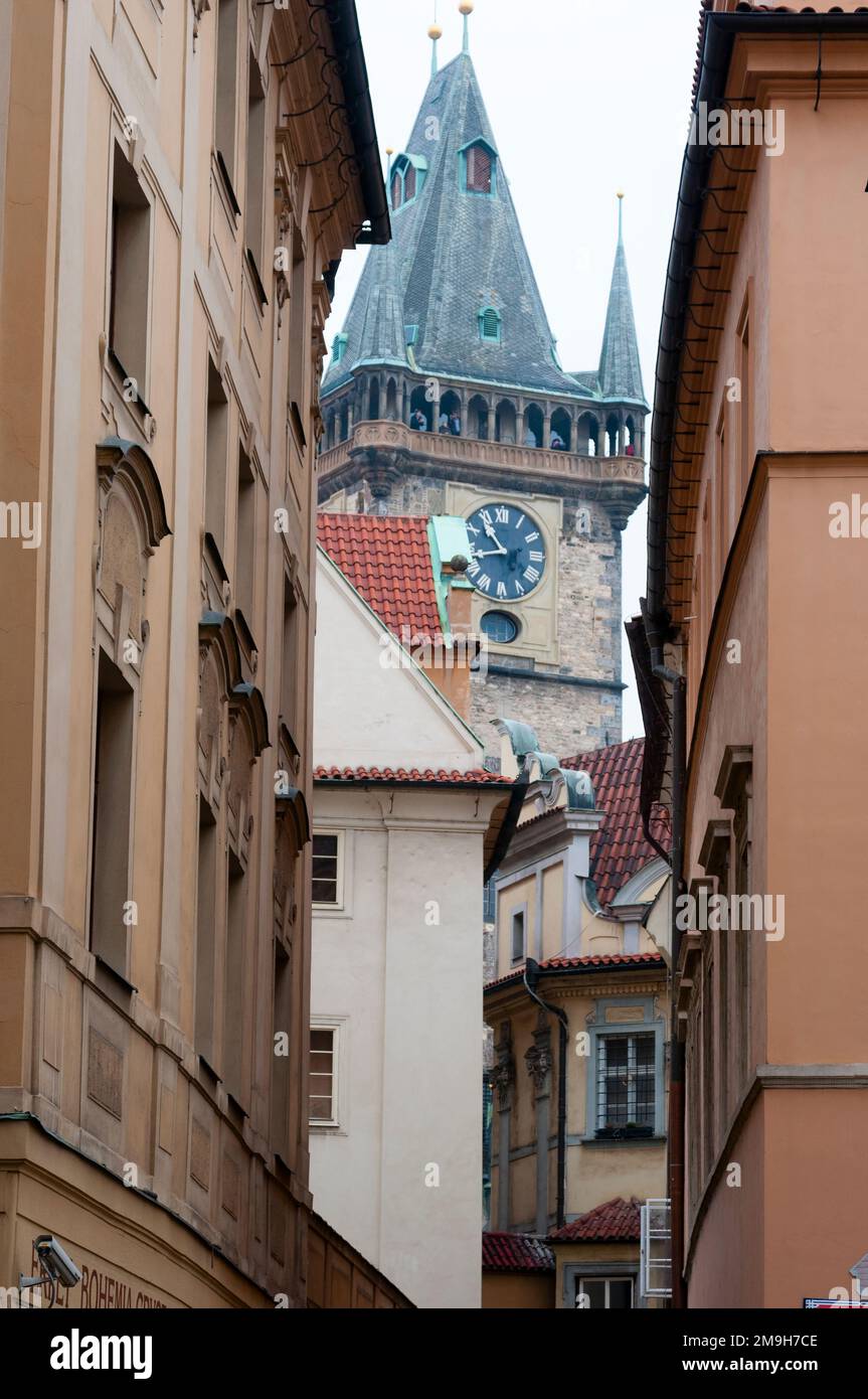 Der Alte Rathausturm wurde aus dem unteren Winkel in Prag, Tschechische Republik aufgenommen Stockfoto
