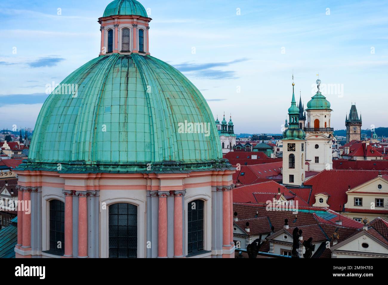 Nahaufnahme der Kuppel der Kirche des Heiligen Franziskus von Assisi, Prag, Tschechische Republik Stockfoto