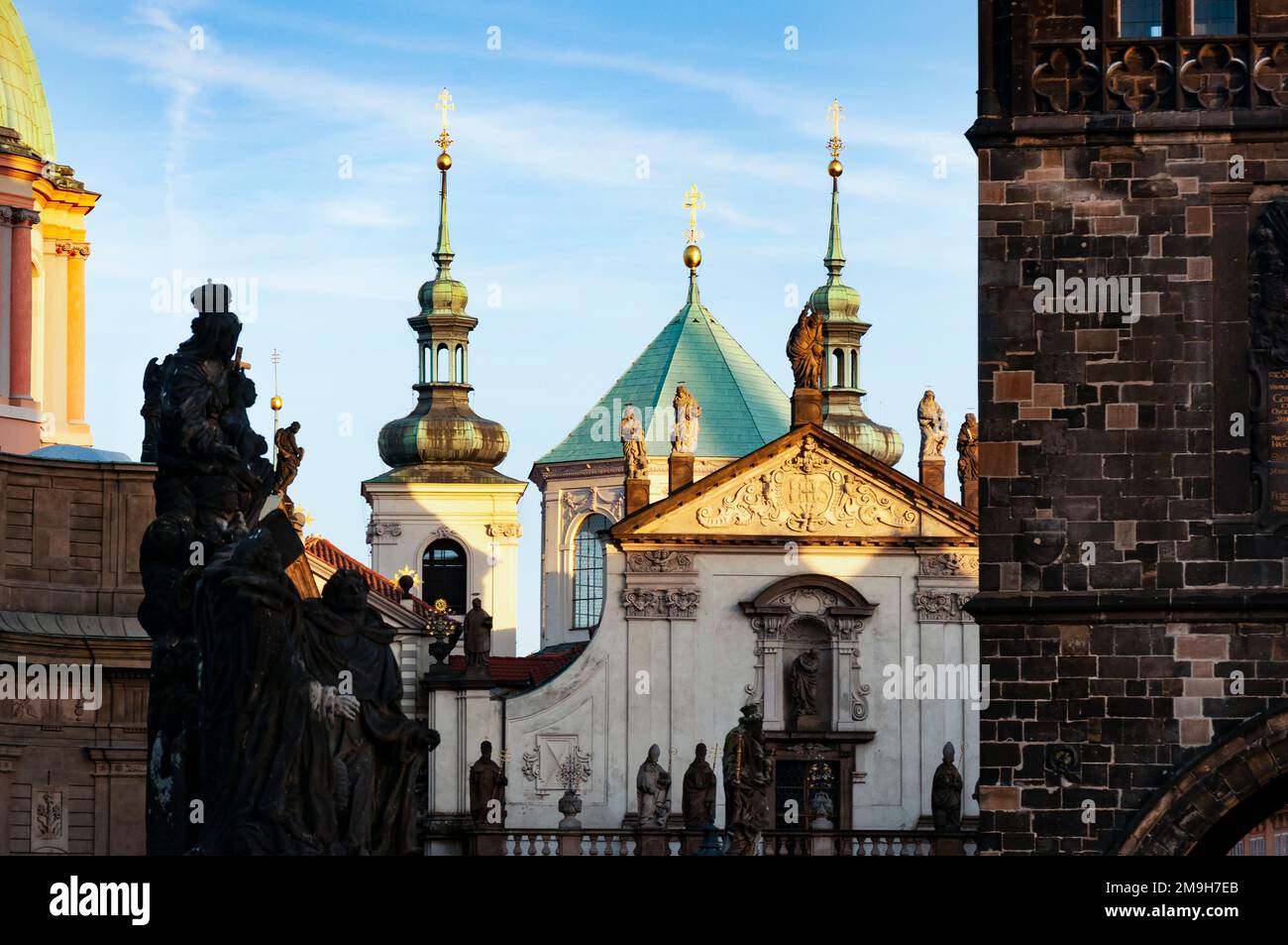 Kirche Sankt Salvator und Klementinkomplex bei Sonnenuntergang, Prag, Tschechische Republik Stockfoto