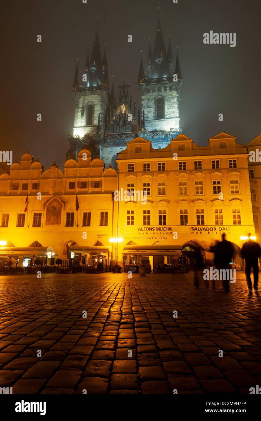 Gotische Frauenkirche hinter Wohngebäuden in der Altstadt, beleuchtet bei Nacht, Prag, Tschechische Republik Stockfoto