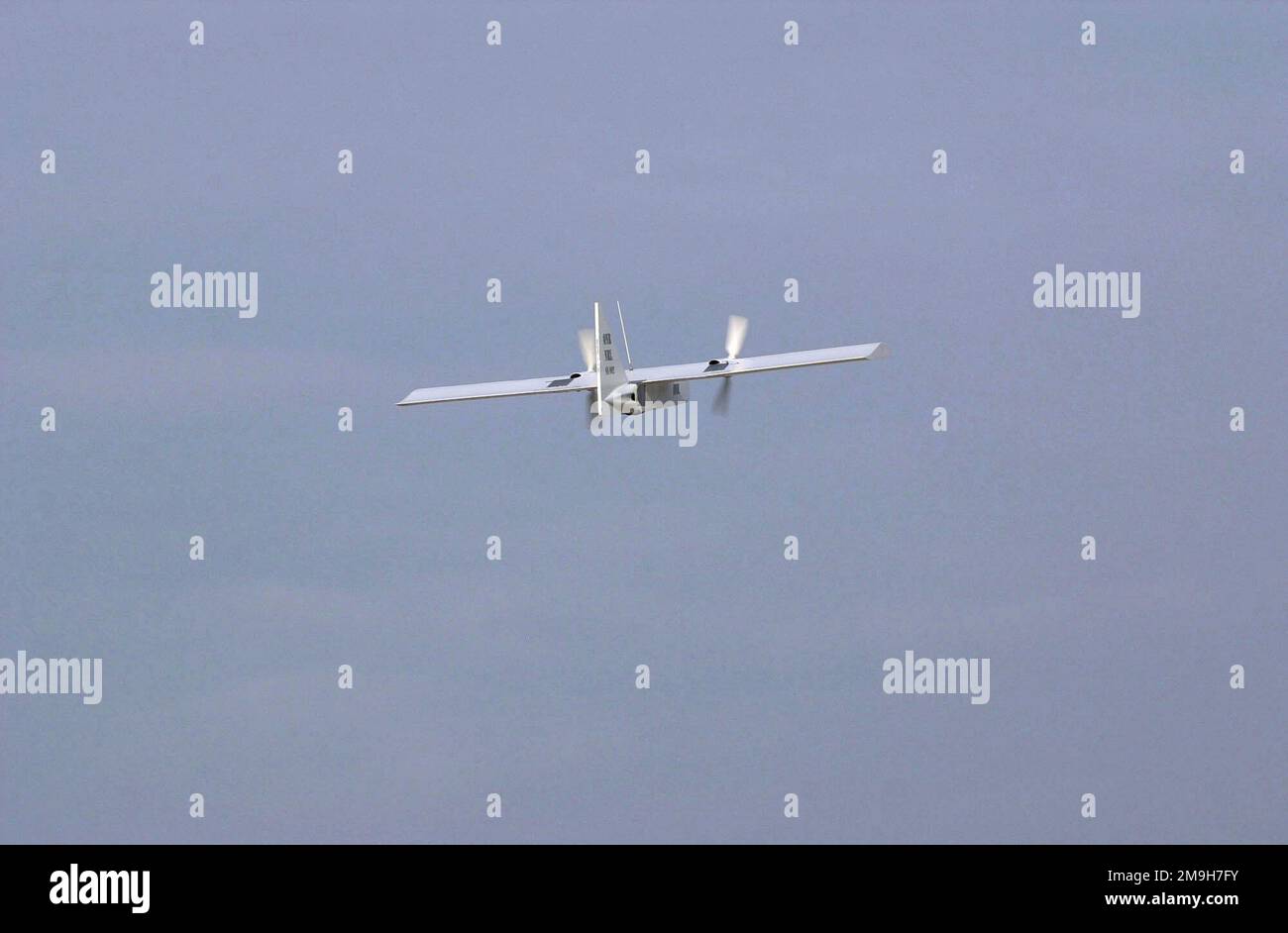 Ein US Marine Corps (USMC) Dragon Eye, Unmanned Air Vehicle (UAV), fliegt während eines Wüstenklimas und Umwelttests durch die Luft, die zur Unterstützung von Maritime Interception Operations (MIO) während des Betriebs DAUERHAFTE FREIHEIT durchgeführt werden. Basis: Bahrain Land: Bahrain (BHR) Stockfoto