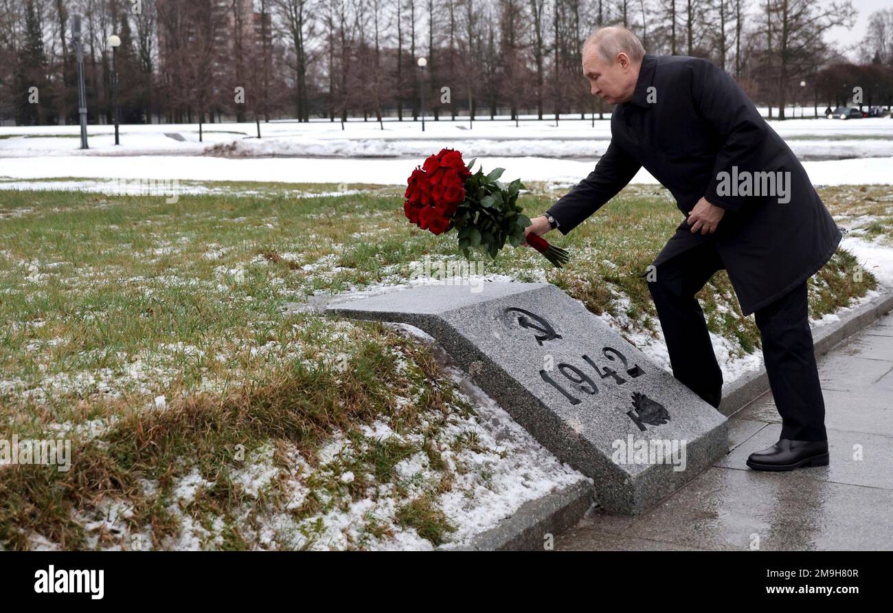 St. Petersburg, Russland. 18. Januar 2023. Der russische Präsident Wladimir Putin legt Blumen auf ein Massengrab an dem Denkmal des Mutterlandes, das anlässlich des 80. Jahrestages der Belagerung von Leningrad im Zweiten Weltkrieg auf dem Piskaryovskoye Memorial Cemetery in St. stattfindet Petersburg, Russland. Kredit: Mikhail Klimentyev/Kremlin Pool/Alamy Live News Stockfoto